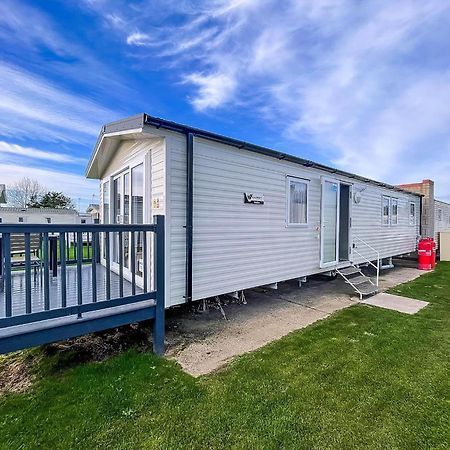 Beautiful 8 Berth Caravan With Decking At Naze Marine Park, Essex Ref 17184P Walton-on-the-Naze Kültér fotó