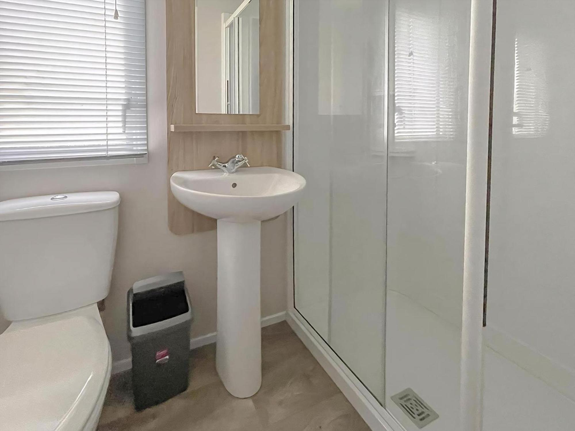 Beautiful 8 Berth Caravan With Decking At Naze Marine Park, Essex Ref 17184P Walton-on-the-Naze Kültér fotó