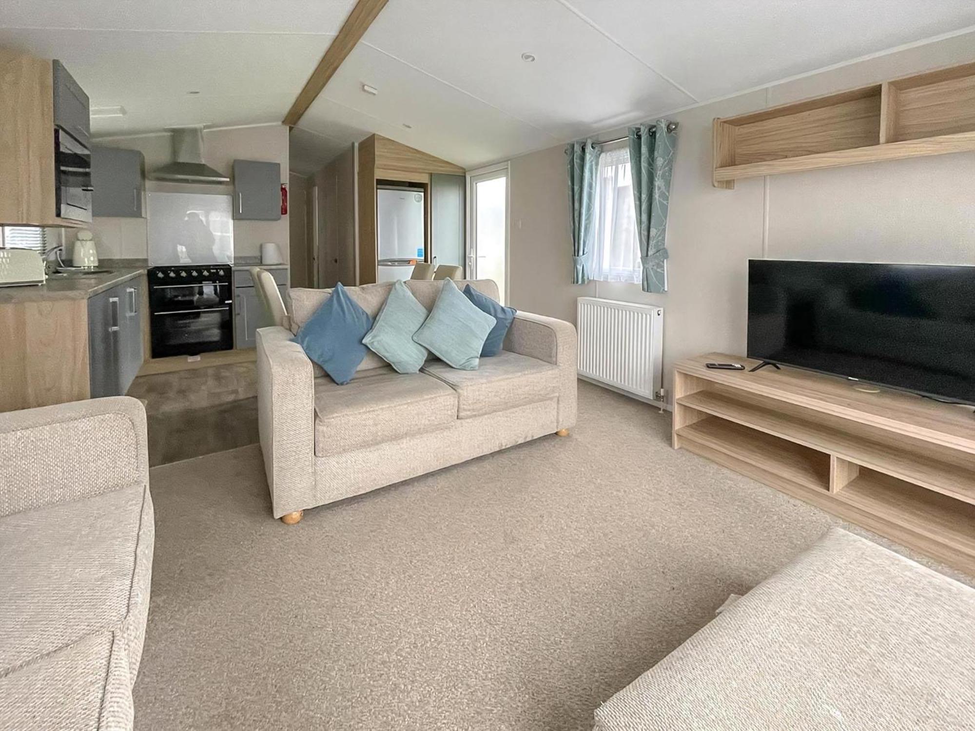 Beautiful 8 Berth Caravan With Decking At Naze Marine Park, Essex Ref 17184P Walton-on-the-Naze Kültér fotó