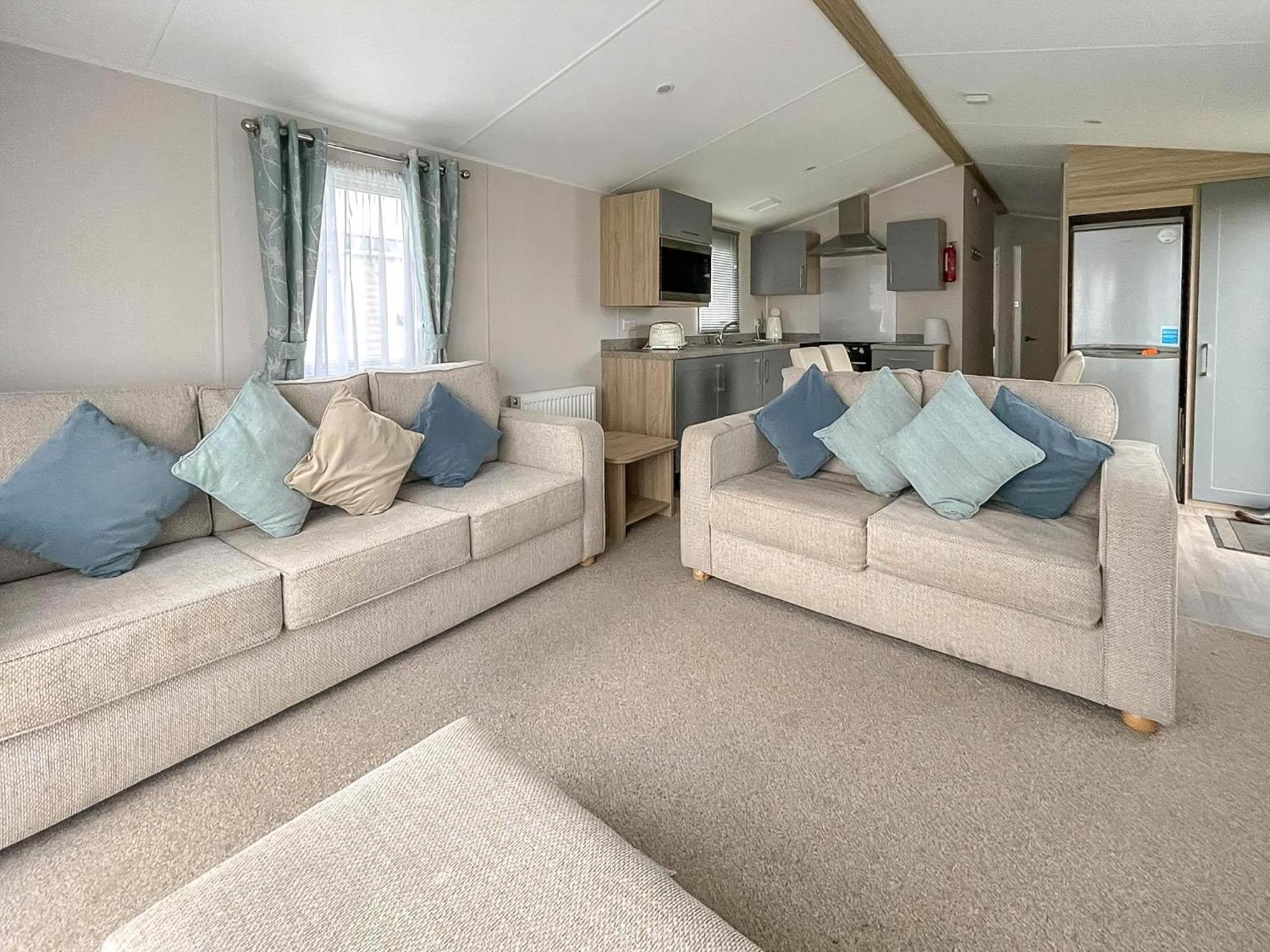 Beautiful 8 Berth Caravan With Decking At Naze Marine Park, Essex Ref 17184P Walton-on-the-Naze Kültér fotó