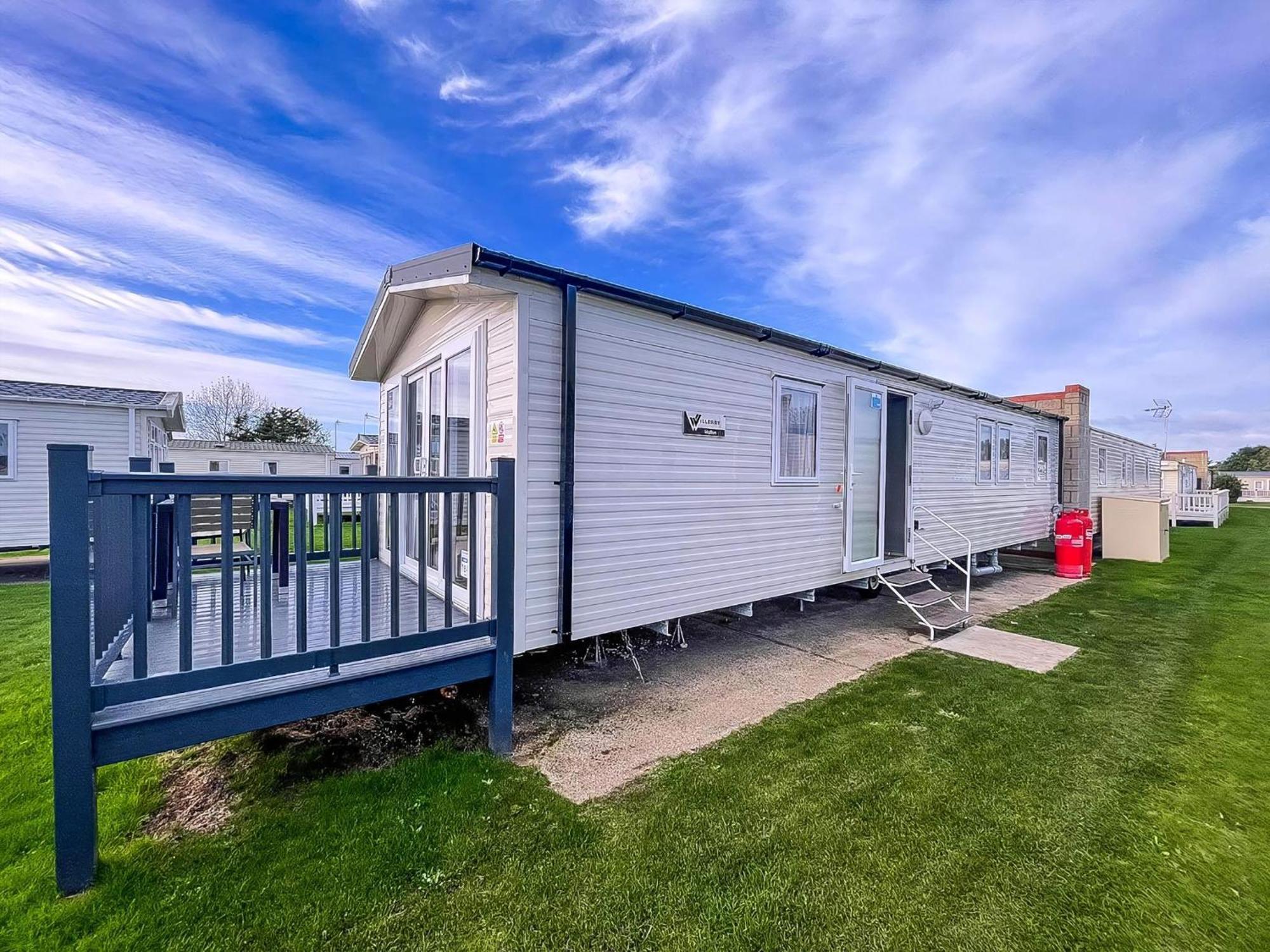 Beautiful 8 Berth Caravan With Decking At Naze Marine Park, Essex Ref 17184P Walton-on-the-Naze Kültér fotó